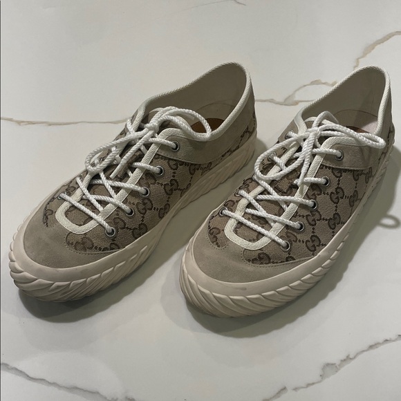 Gucci Men’s Beige and Cream Logo Sneakers 9US Canvas